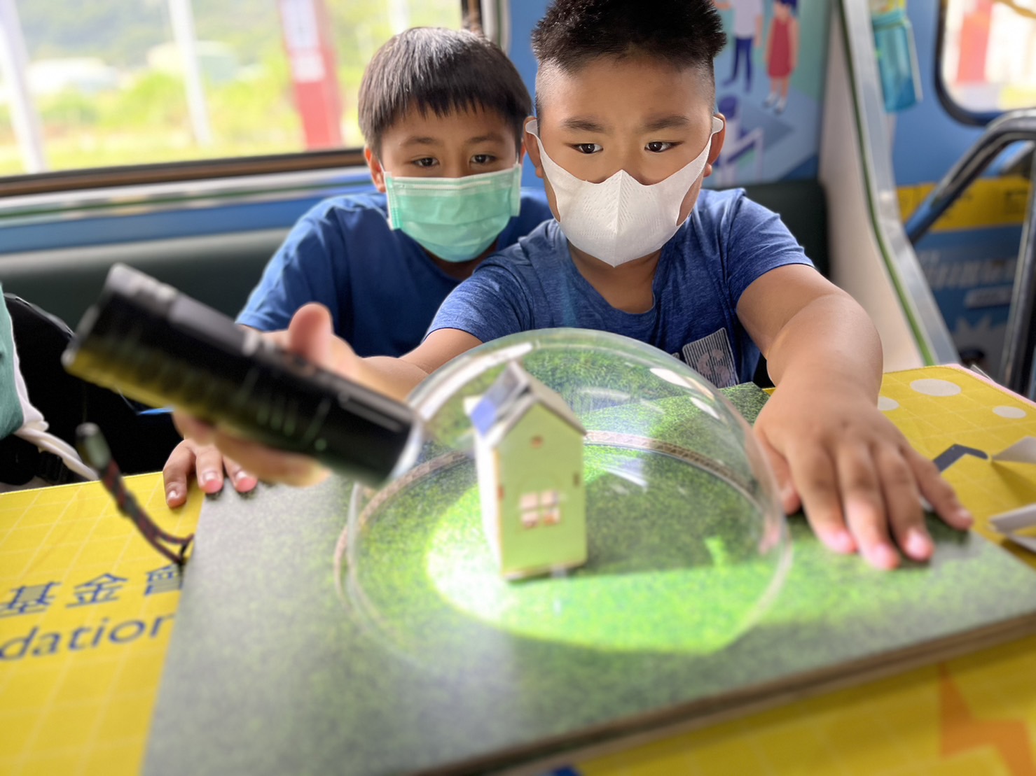 彩神參與基礎科學主題車廂，以STEAM教學精神，設計「逐日科學家」、「太陽能工程師」以及「淨零建築師」三大能源科普課程和實驗